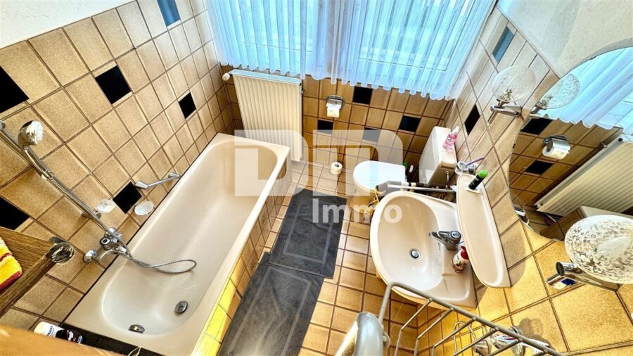 Schönes 1 - 2 Familienhaus mit riesigem Grundstück, Doppelgarage und umfangreichen Nutzflächen - OG / DG Badezimmer Wanne / Dusche WE2